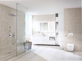 Hele overflater er viktig for et enkelt renhold av badet. Det er lett å komme til med moppen under et vegghengt toalett.