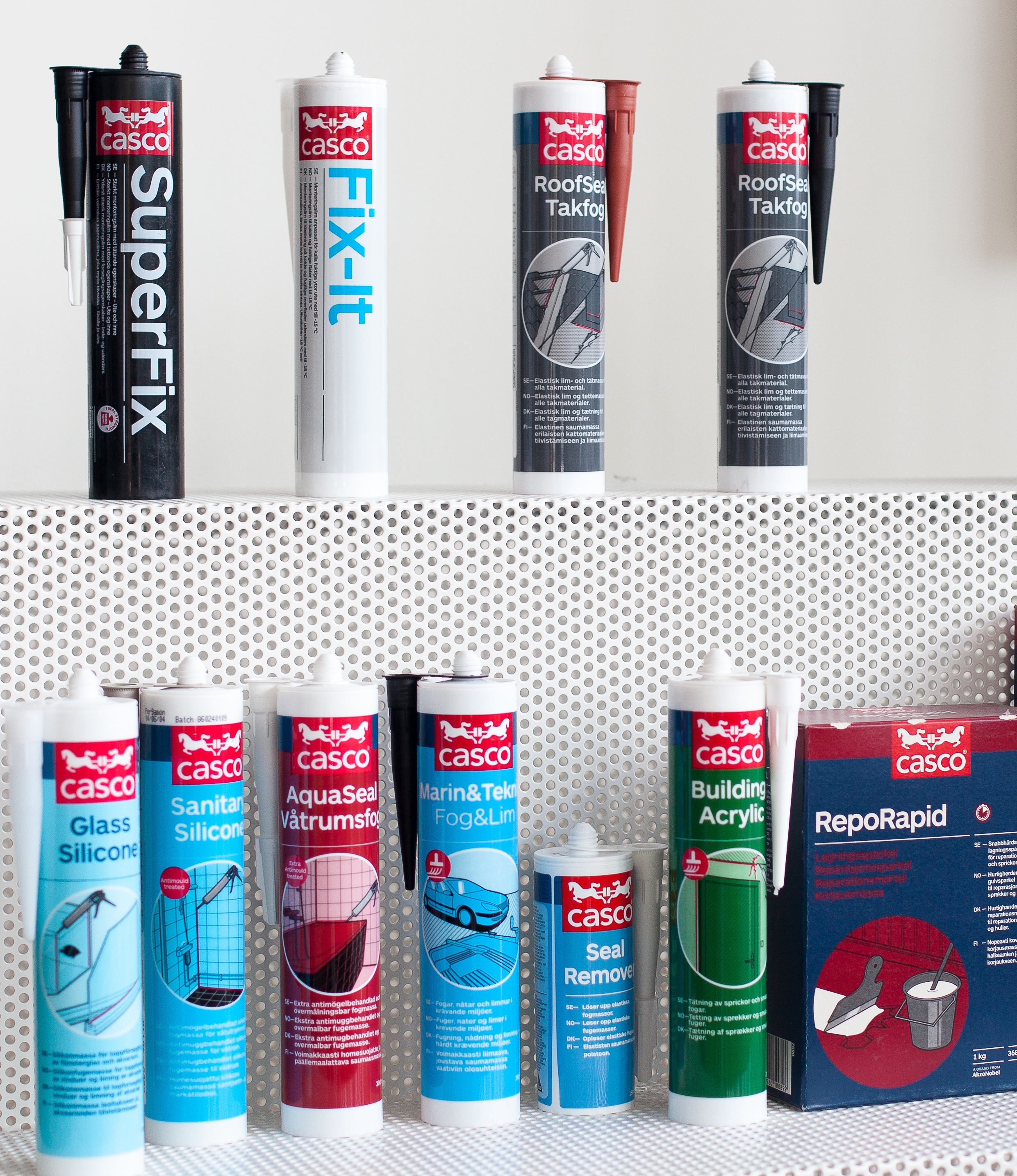 I resepsjonen på Lahaugmoen finner vi presentert Casco/Schönox-produkter side ved side med produkter fra Sika.