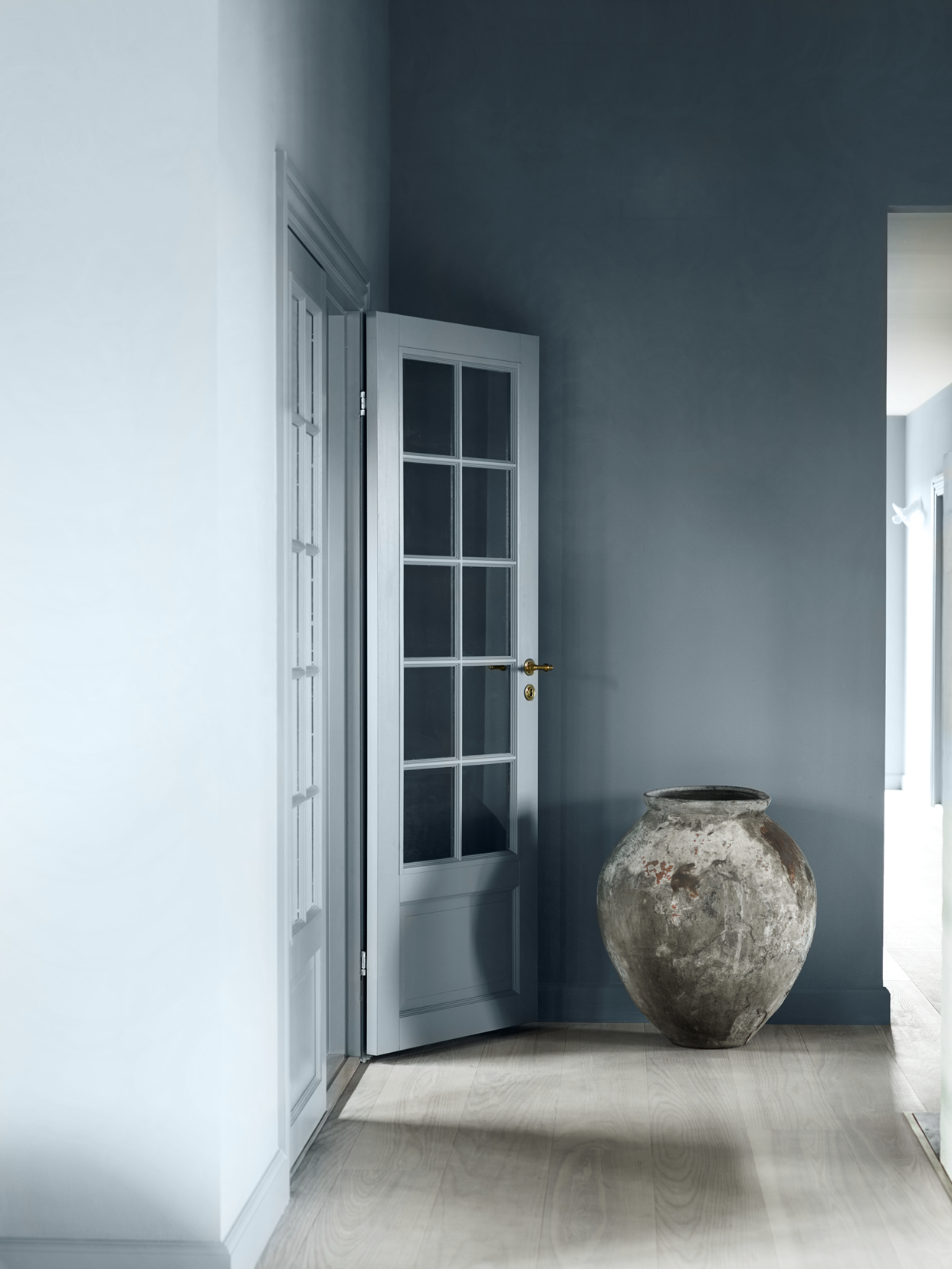 SIKKER VINNER: Når nordmenn endelig tar farger inn i hjemmet igjen, er det blått det går i. Veggfarge: Turkish Blue fra Flügger.