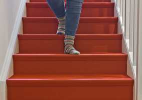 <b>SIKKER:</b> Et hellimt teppe med lav og tett luv er blant det sikreste du kan ha i trappa. Her skal det mye til for å skli, selv med glatte sokker! (Foto: Mari Rosenberg/ifi.no)