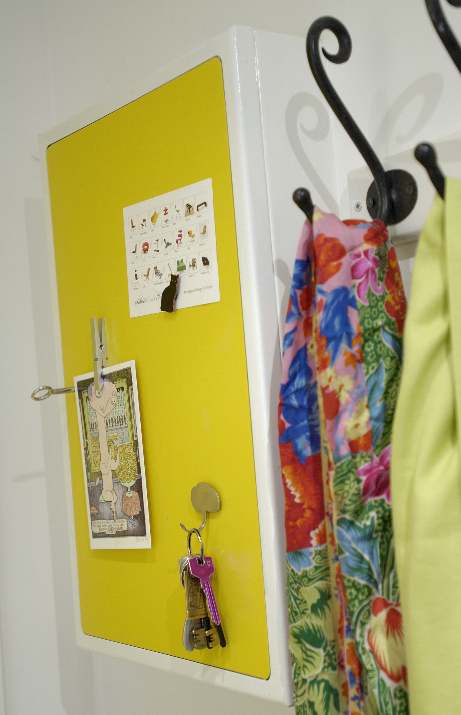 Et frisk innslag, og en glad farge å møte rett innenfor døren; S 1070-Y10R. 