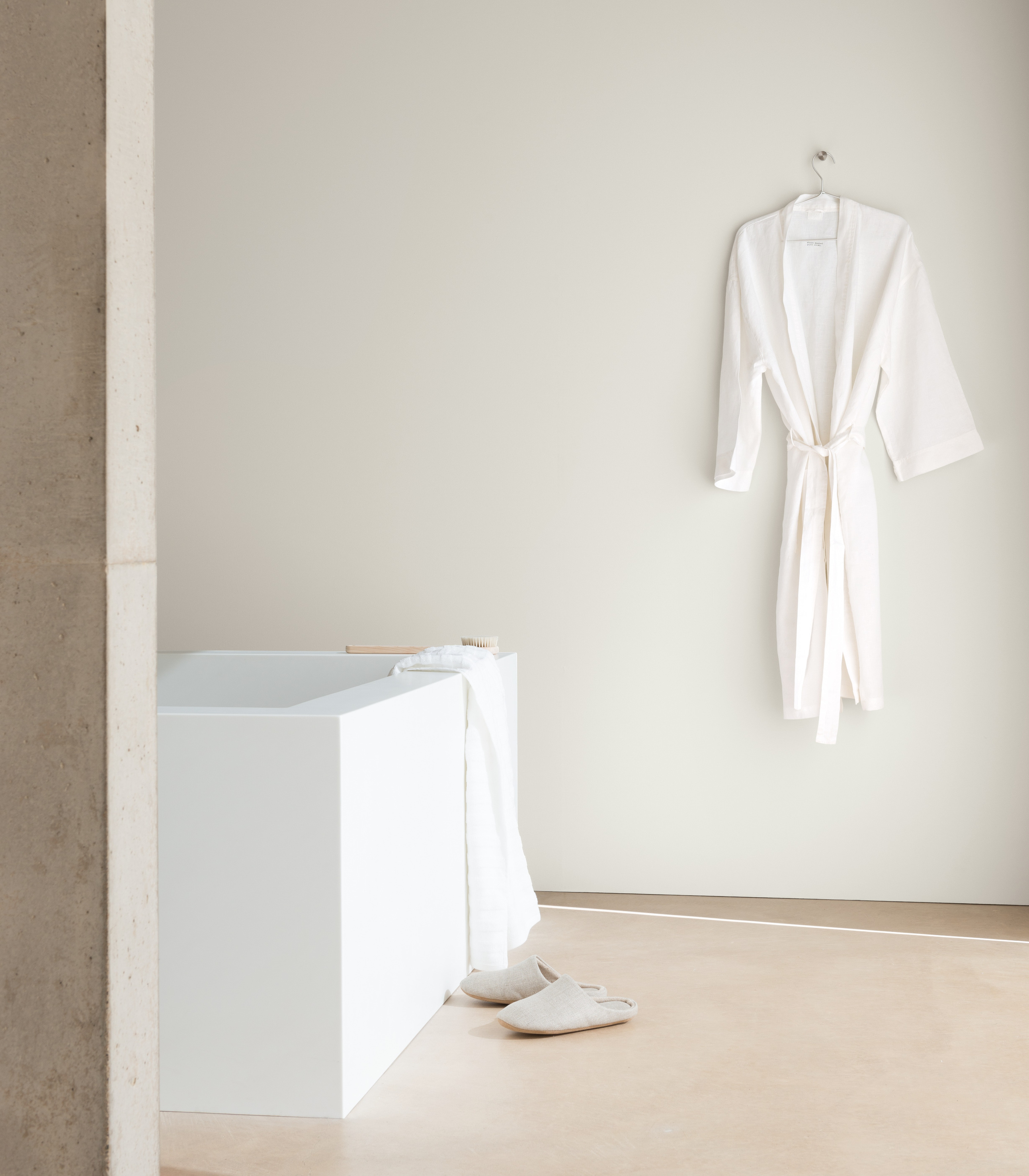 FRED OG RO: Lyst, rent og fredfylt med sandfargede fliser på gulvet og hvitmalte vegger. Stedet for en myk oppstart på dagen eller rolig landing. (Foto: Nordsjö)