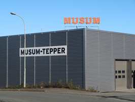 TEPPER TIL FOLKET: Musum Interiør i Trondheim har levert tepper til nordmenn i over 50 år. Det hele startet med dørsalg. I dag har selskapet ett av landets største engroslager av vegg-til-vegg-tepper, løpere, salongtepper og gulvbelegg. 