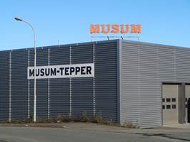 TEPPER TIL FOLKET: Musum Interiør i Trondheim har levert tepper til nordmenn i over 50 år. Det hele startet med dørsalg. I dag har selskapet ett av landets største engroslager av vegg-til-vegg-tepper, løpere, salongtepper og gulvbelegg. 