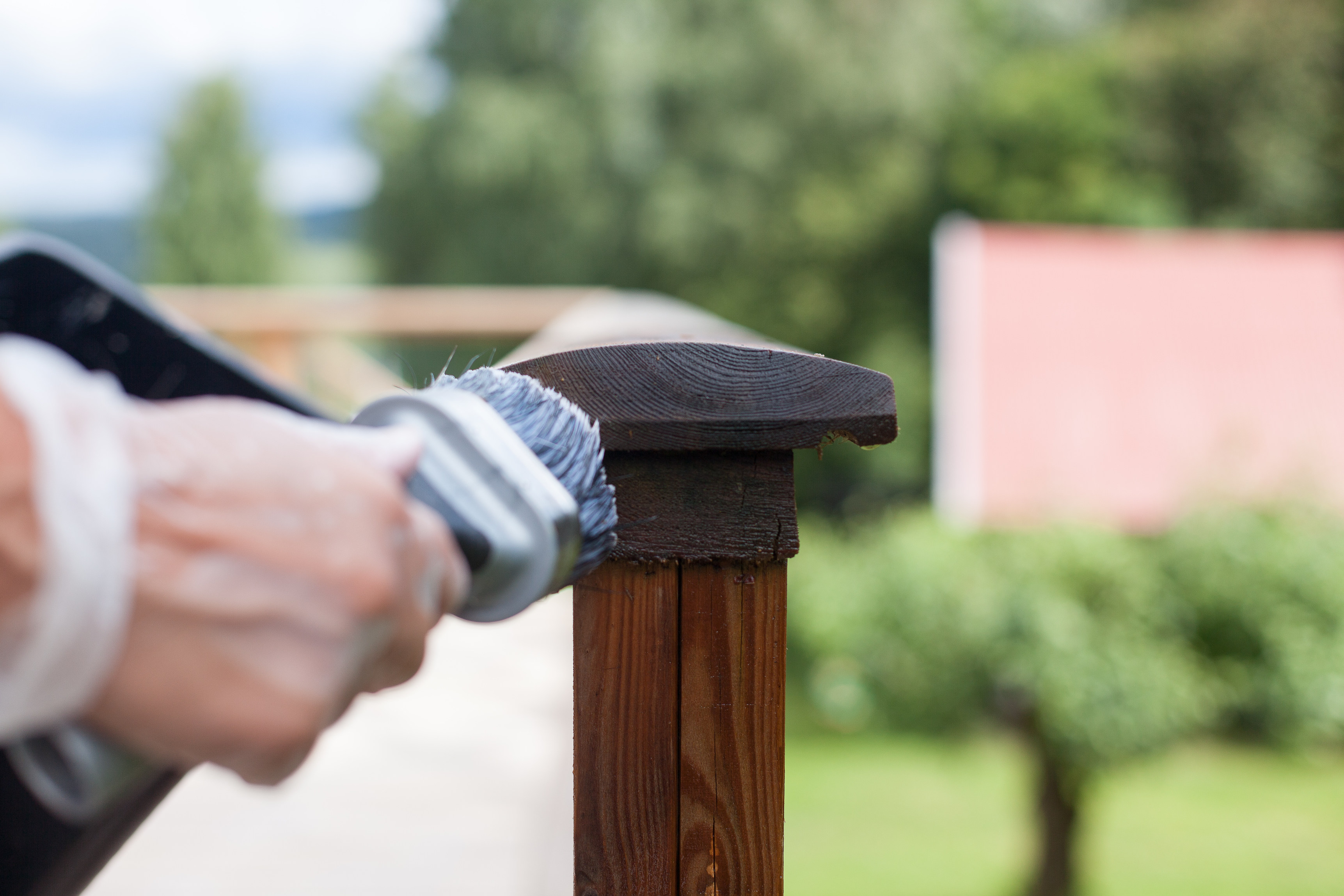 NATURLIG GR&Aring;TT: Silisiumbehandling kan brukes p&aring; trykkimpregnert tre, lerk, furu, gran, eik og teak. Behandlingen gj&oslash;r at treverket raskt f&aring;r en jevn, s&oslash;lvgr&aring; farge. Overflaten blir hard og jevn og er behagelig &aring; ta p&aring; og g&aring; barbeint p&aring;.
