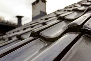 VINTERKLAR: Ta en sjekk av taket, så har du bedre oversikt som huseier.