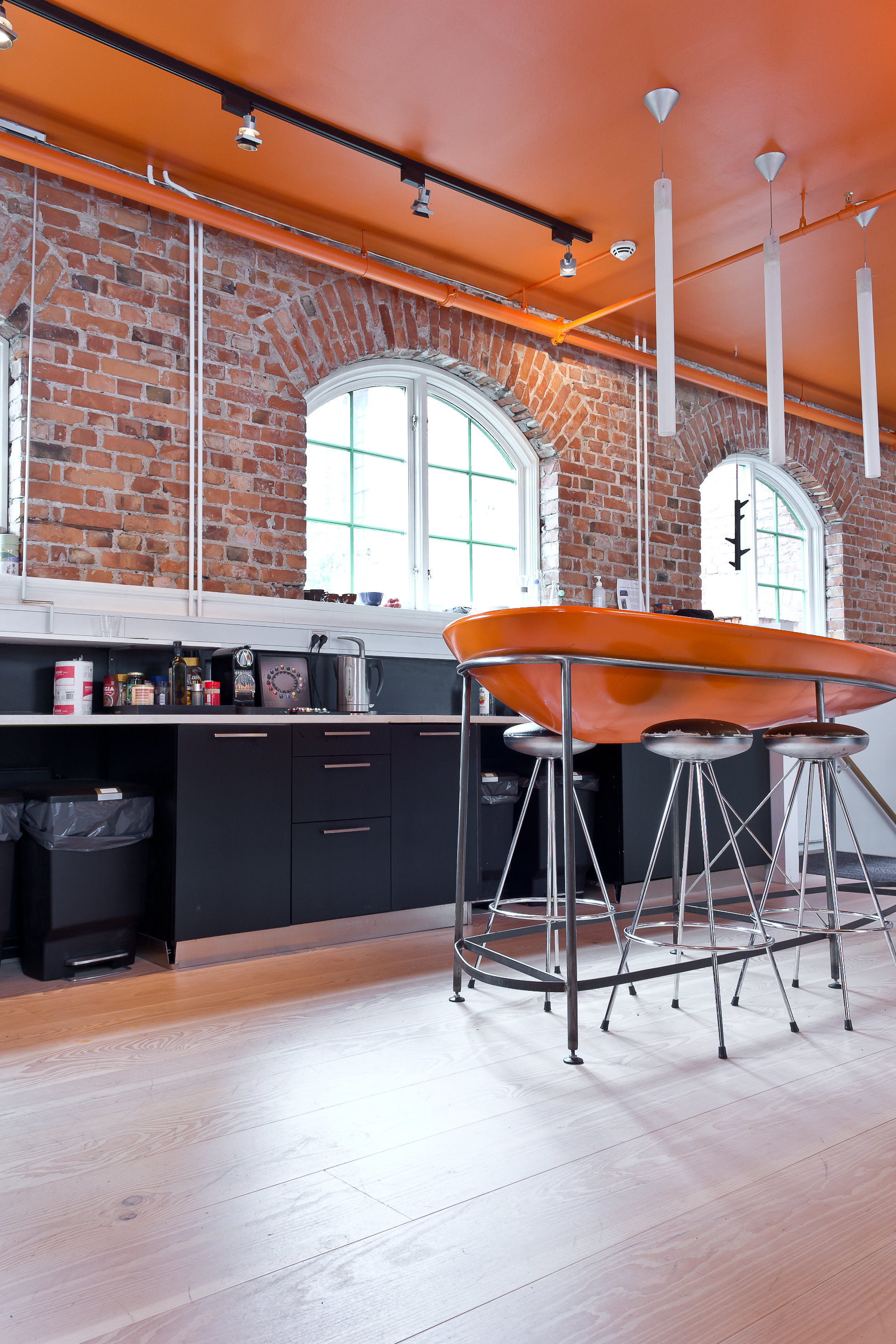 Langt fra grått i arkitektens utstillingsvindu