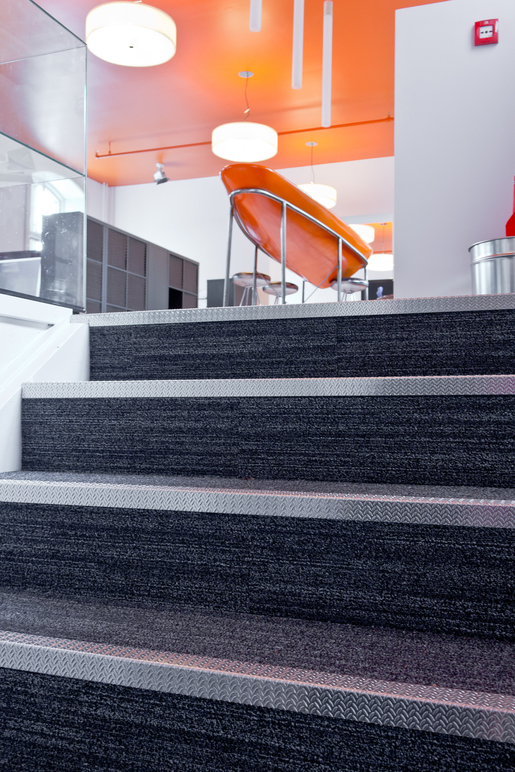 Avskrapingsmatten fanger støv og ligger innenfor inngangsdøren i første etasje, samt i de få trinnene opp og som et 1 x 1 meter teppe limt til gulvet på avsatsen over trappen.