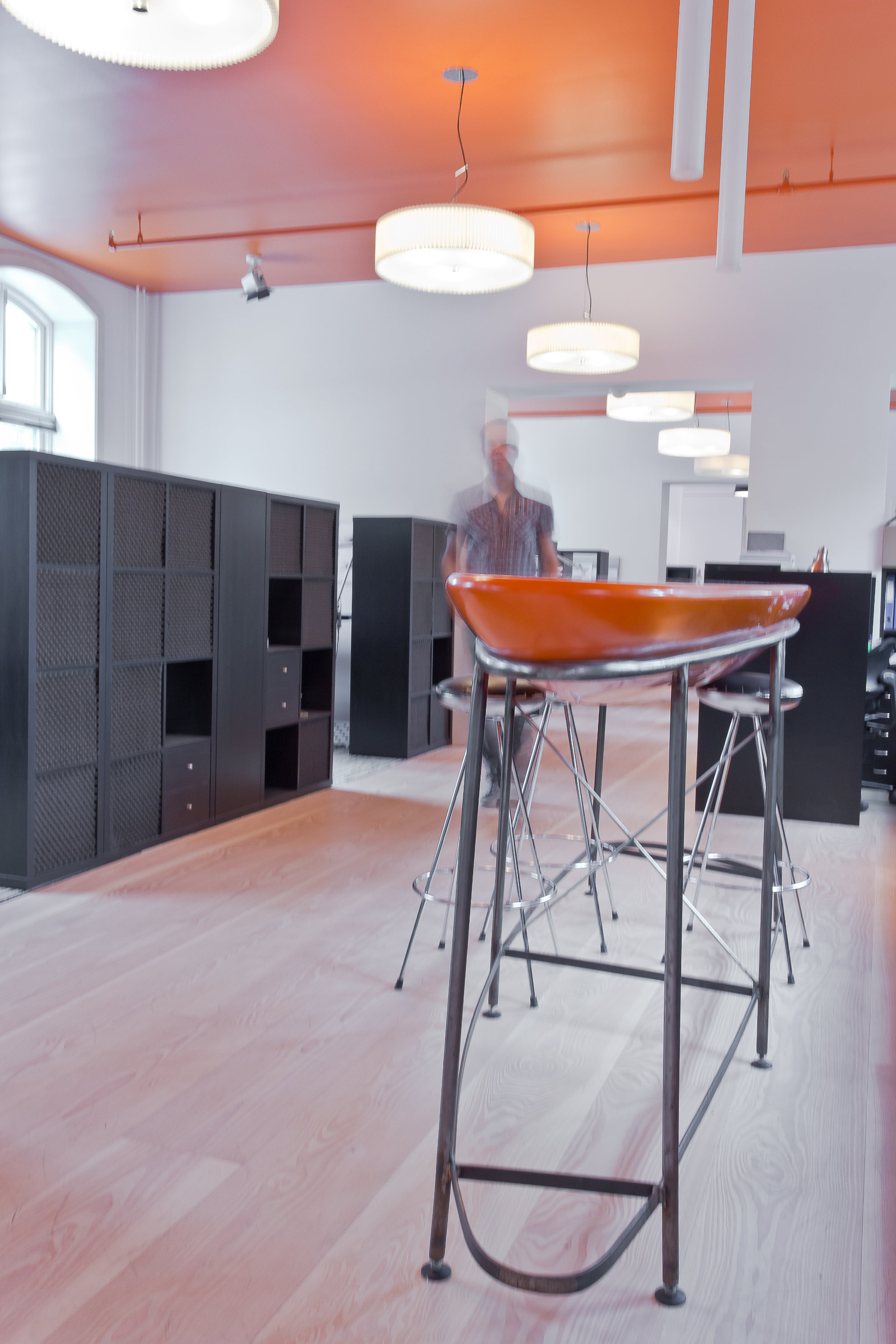 Bordet ble tegnet av kontorleder Kim Skaara for ti år siden, og en modell i plastilina står i en hylle utenfor det innglassede møterommet. 