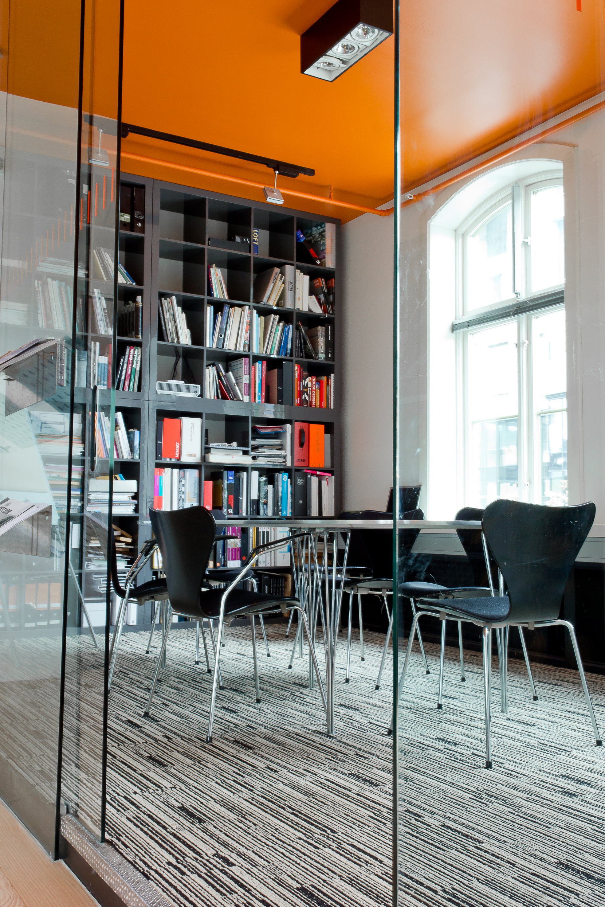 Lokalene fungerer som referanseobjekt og utstillingsvindu, og da de ble pusset opp, la arkitektene vekt på å vise at det finnes fargerike alternativer til gråskalaen.