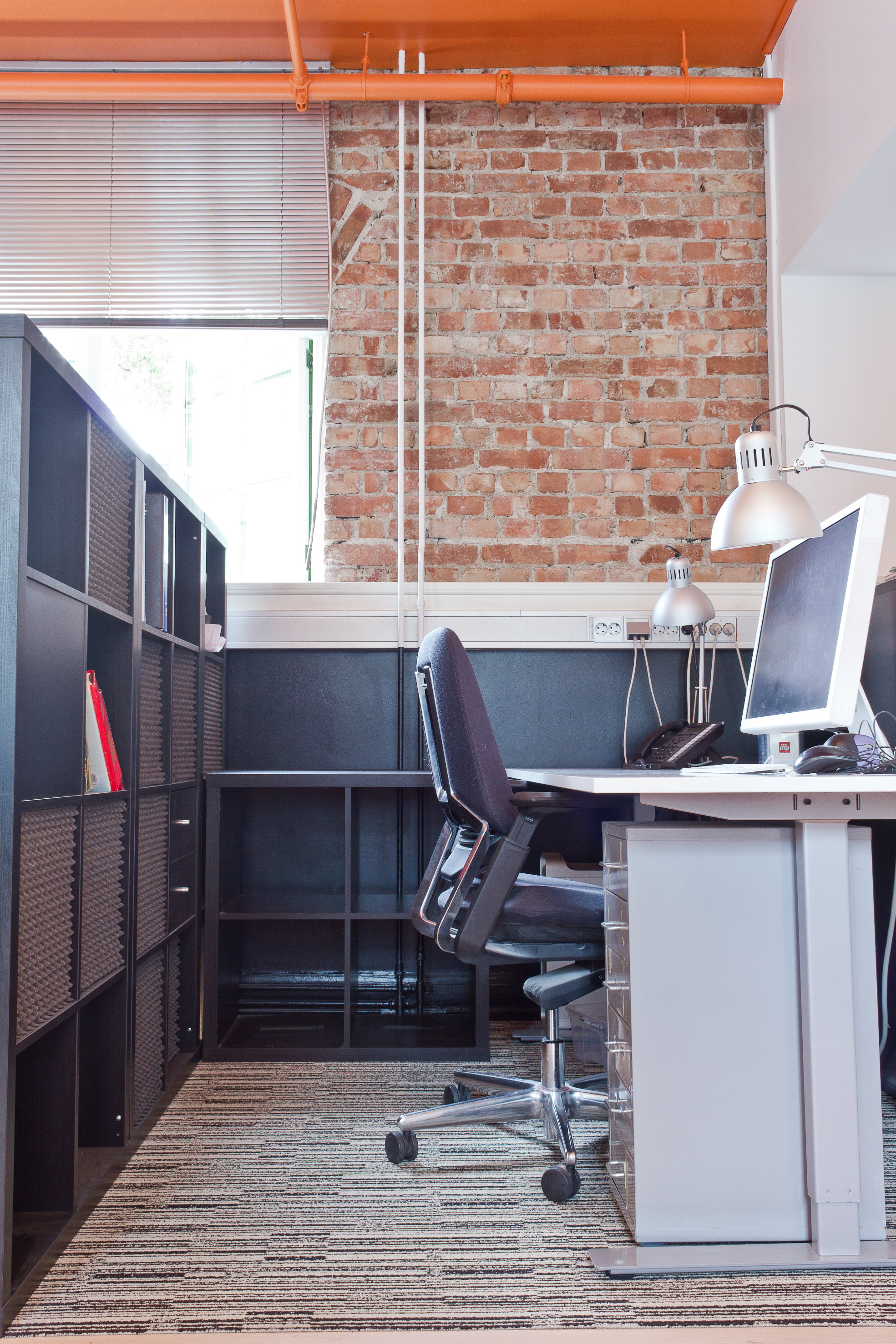 Kontorplassene er små, men praktisk utformet. Her er teppegulv og godt med daglys. 