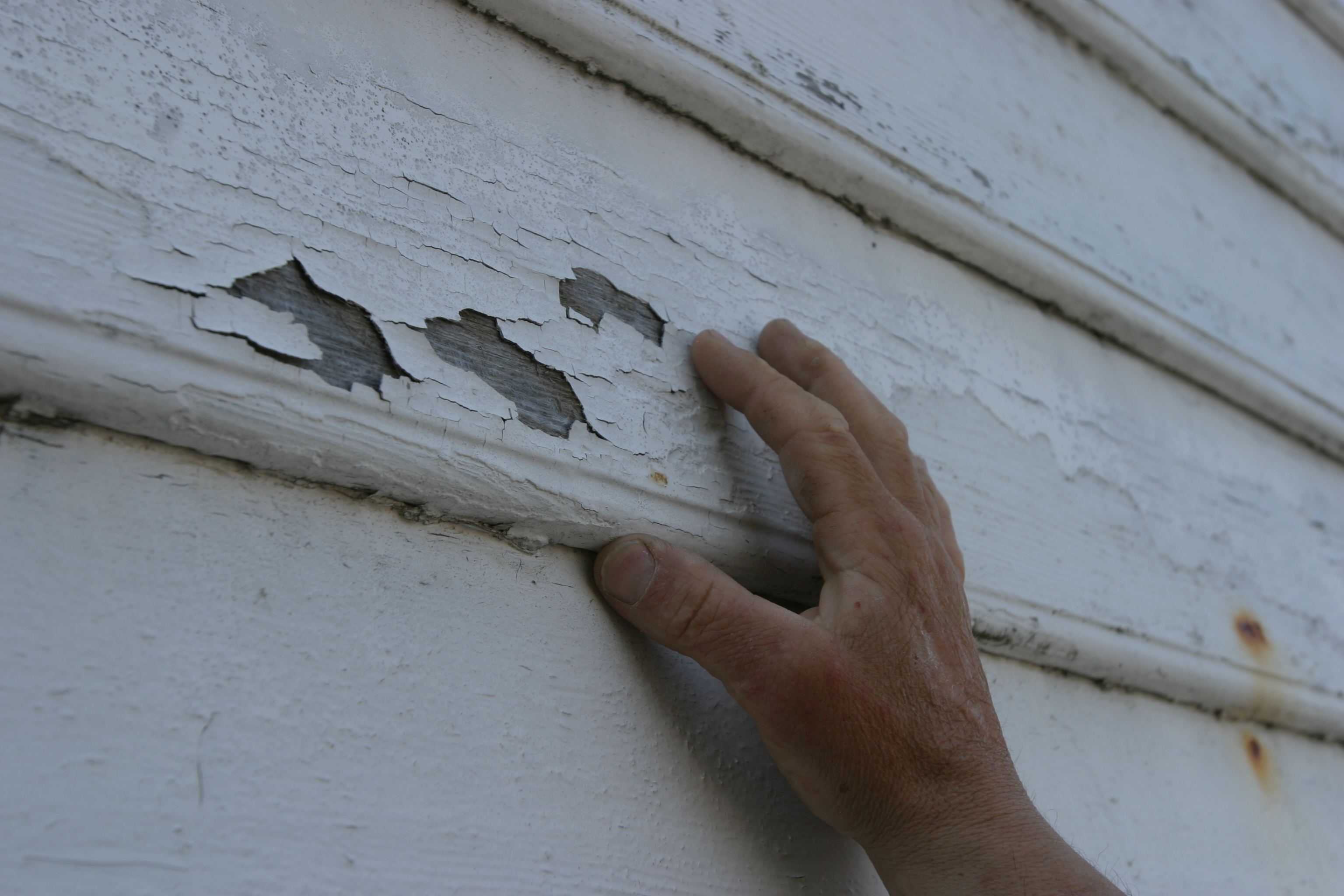 Flasser malingen bør du enten utbedre straks, eller planlegge å få gjort det så fort været tillater det til våren.