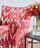 FARGEKLATT: Trekk om godstolen i stua, og du får en fargeklatt av en stol som kan bli en favoritt gjennom hele året. Tekstiler fra Thibaut/Green Apple.