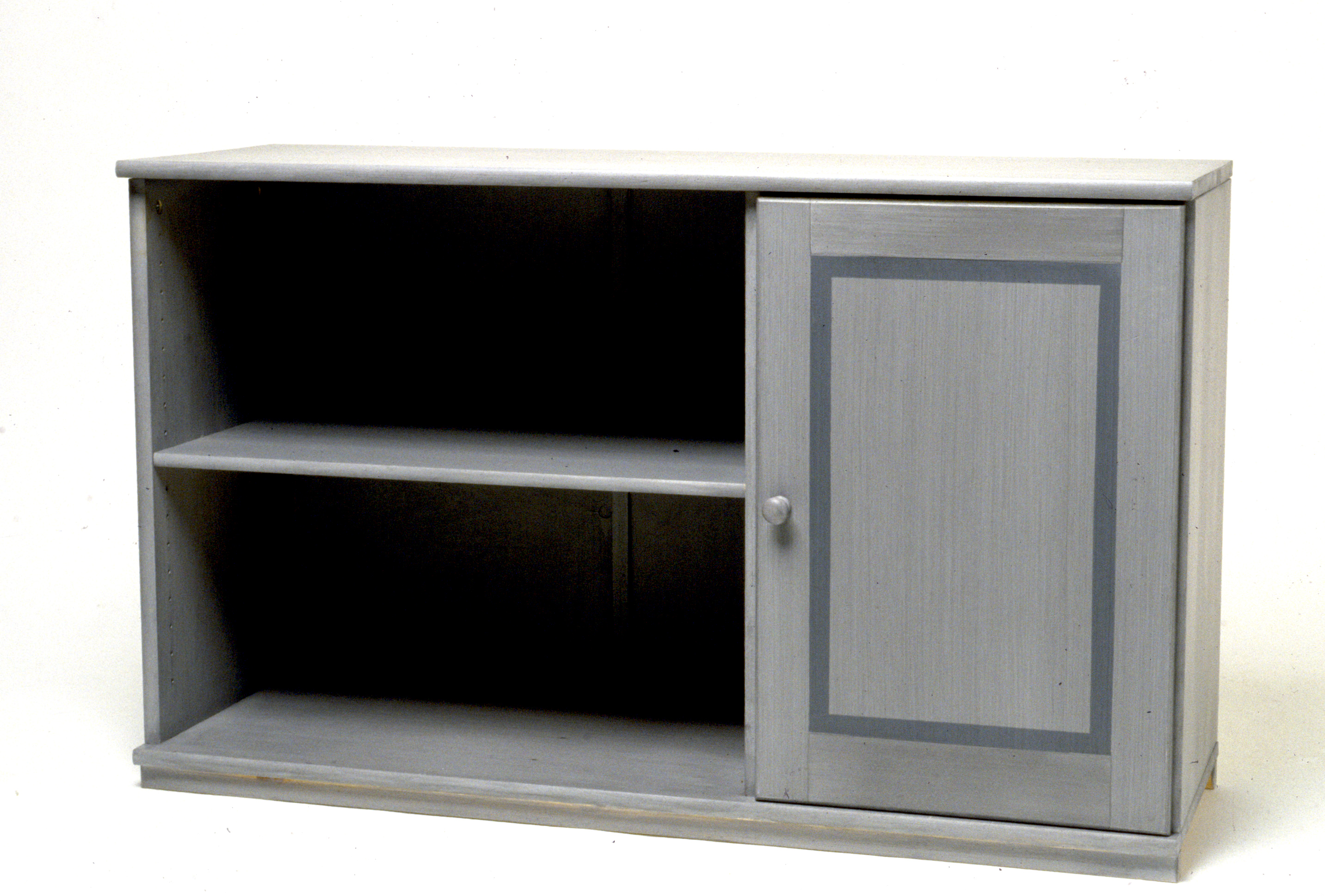 Lakkert benk ble malt og lasert