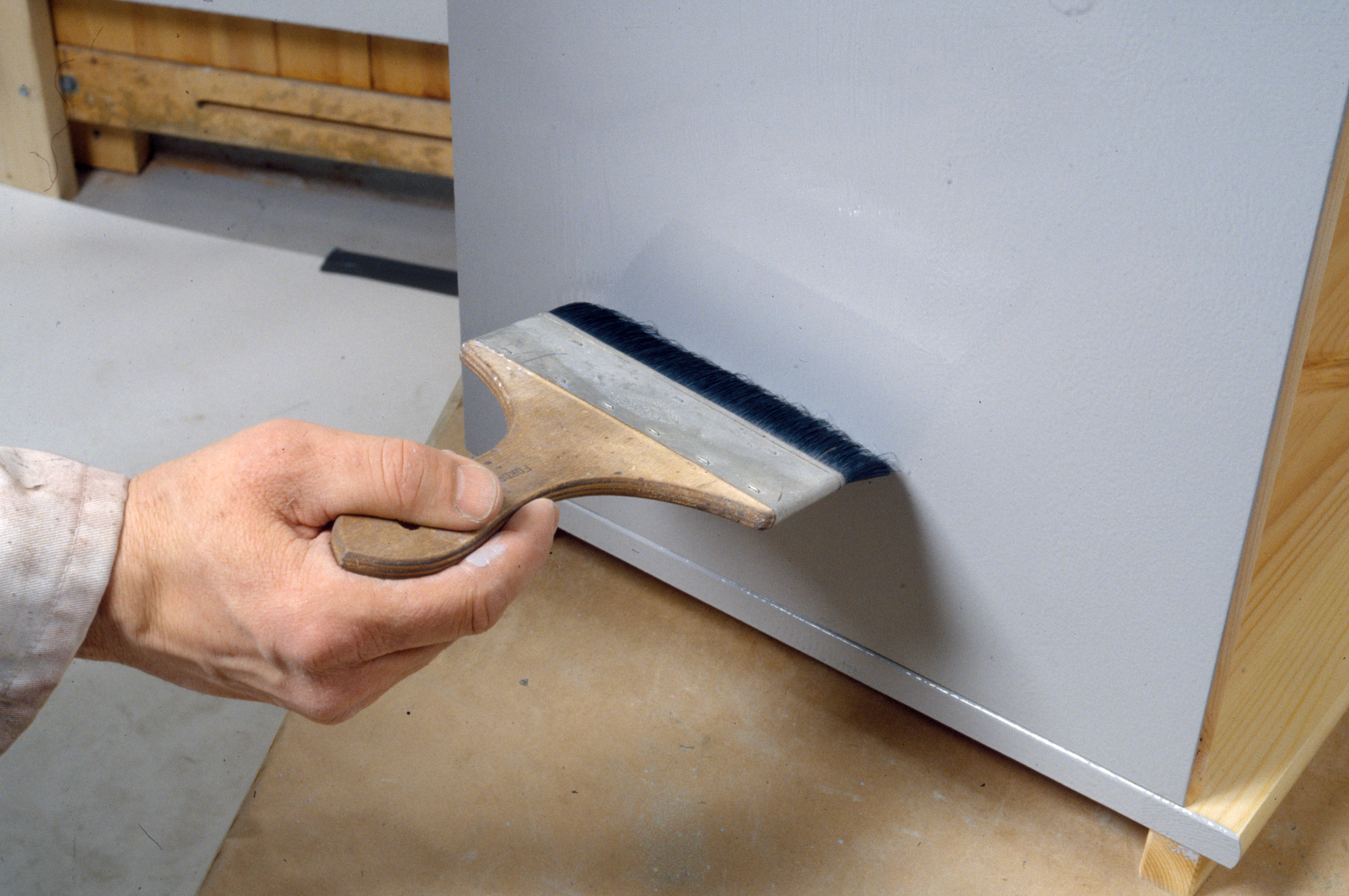 Lakkert benk ble malt og lasert