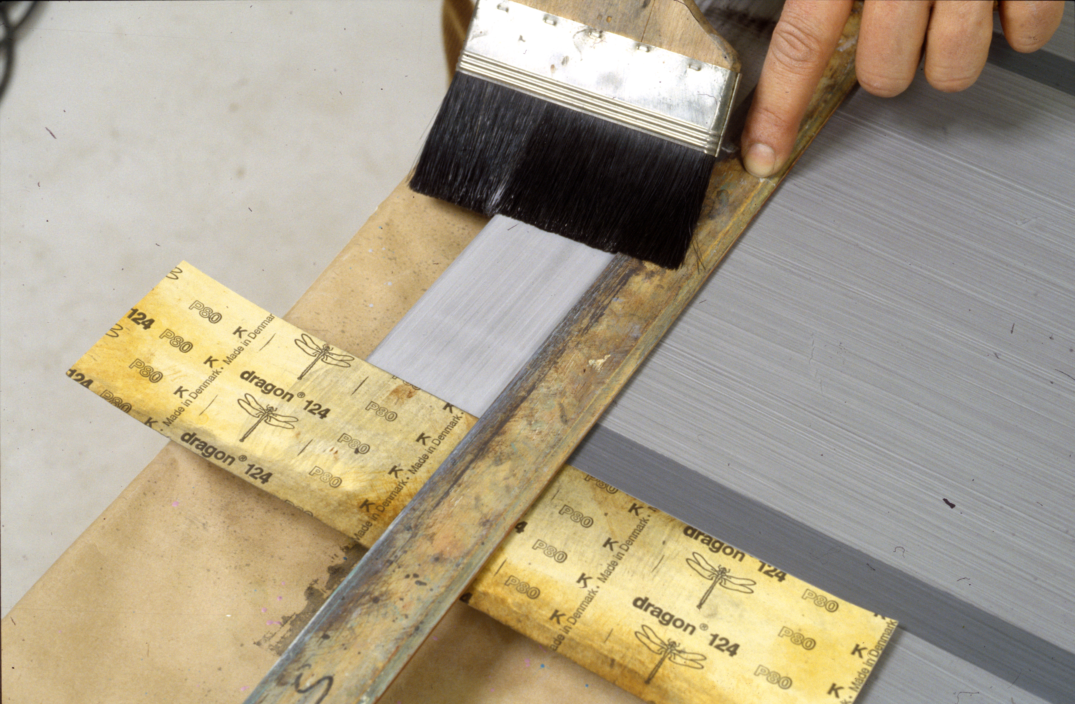 Lakkert benk ble malt og lasert