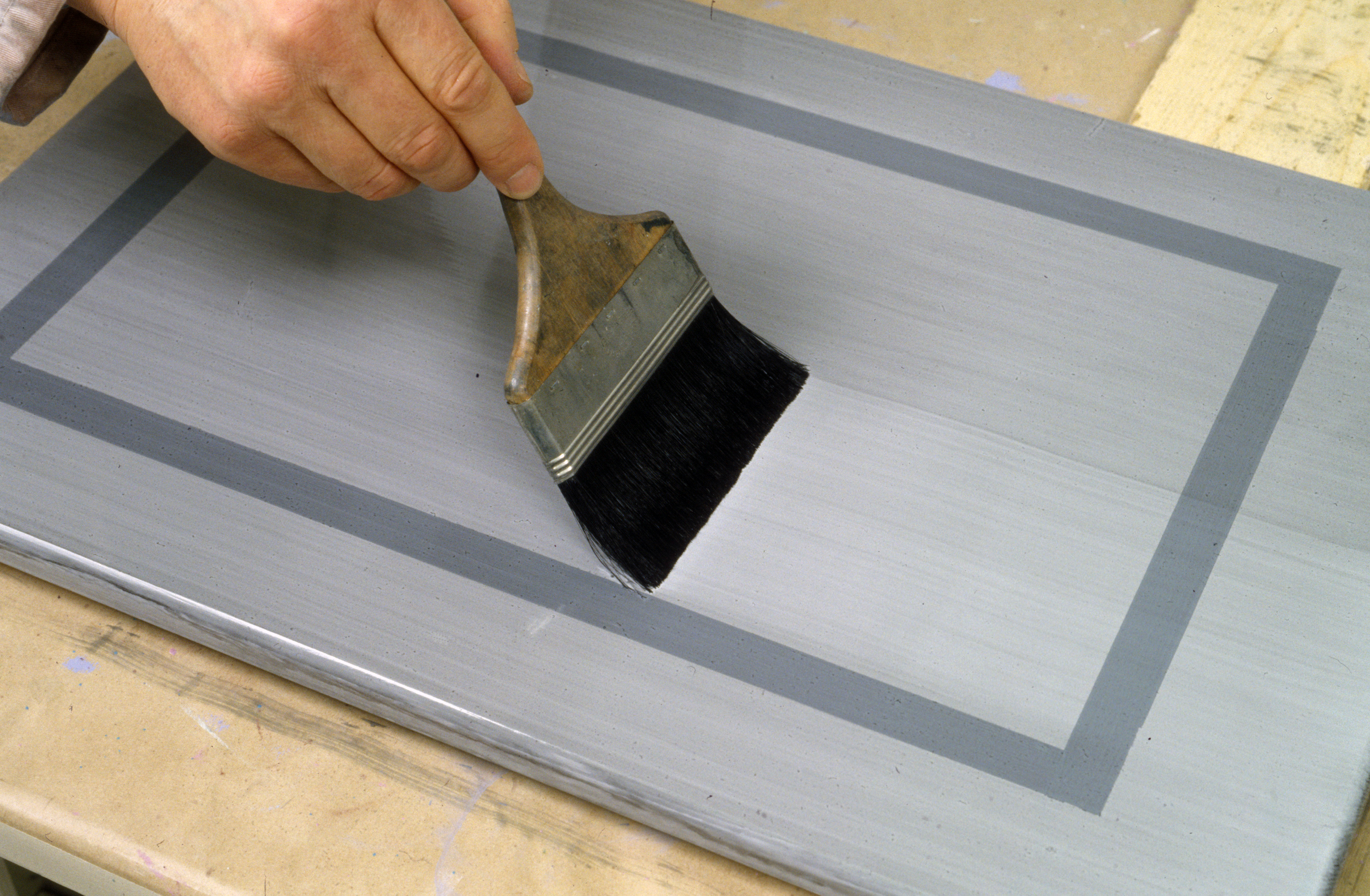 Lakkert benk ble malt og lasert