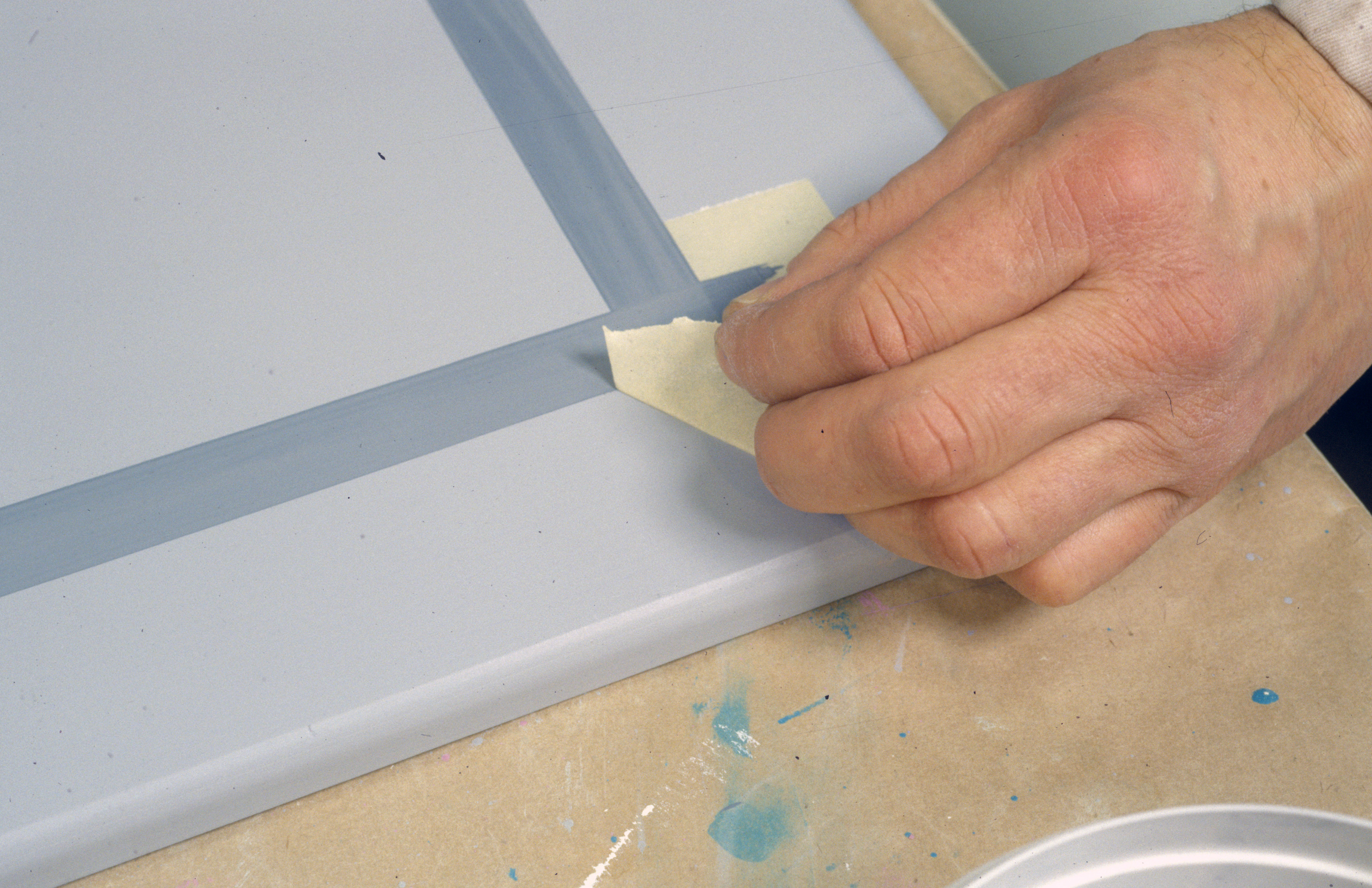 Lakkert benk ble malt og lasert