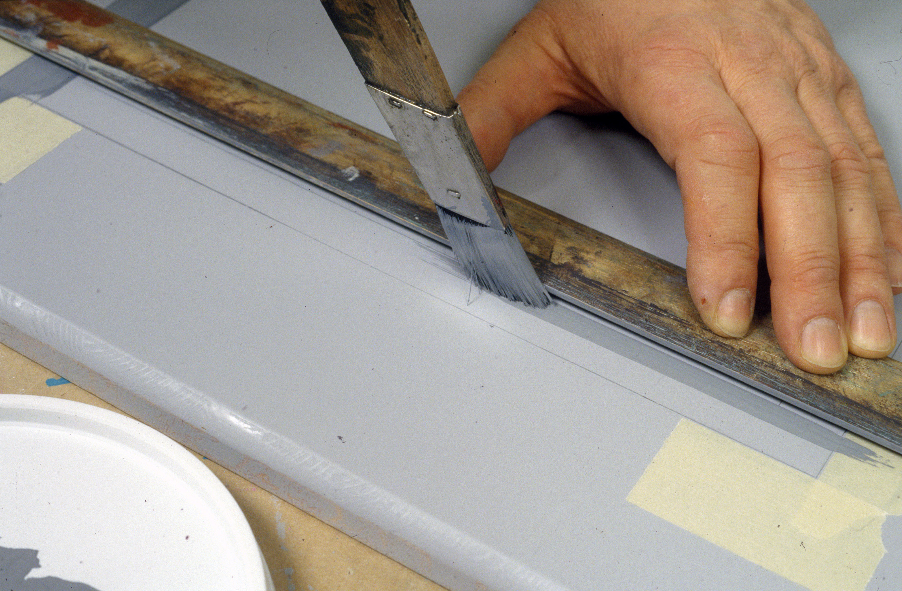 Lakkert benk ble malt og lasert