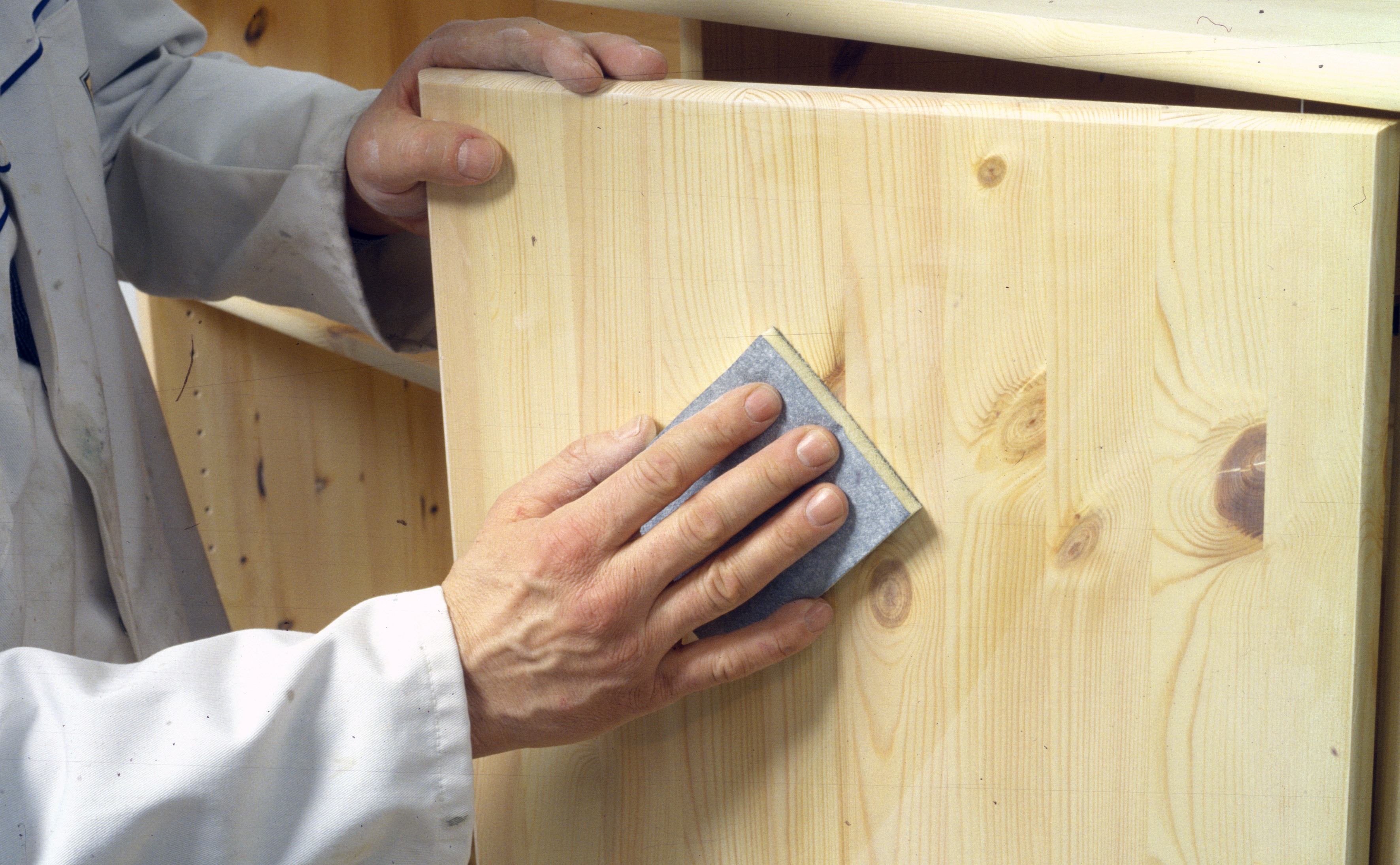 Lakkert benk ble malt og lasert