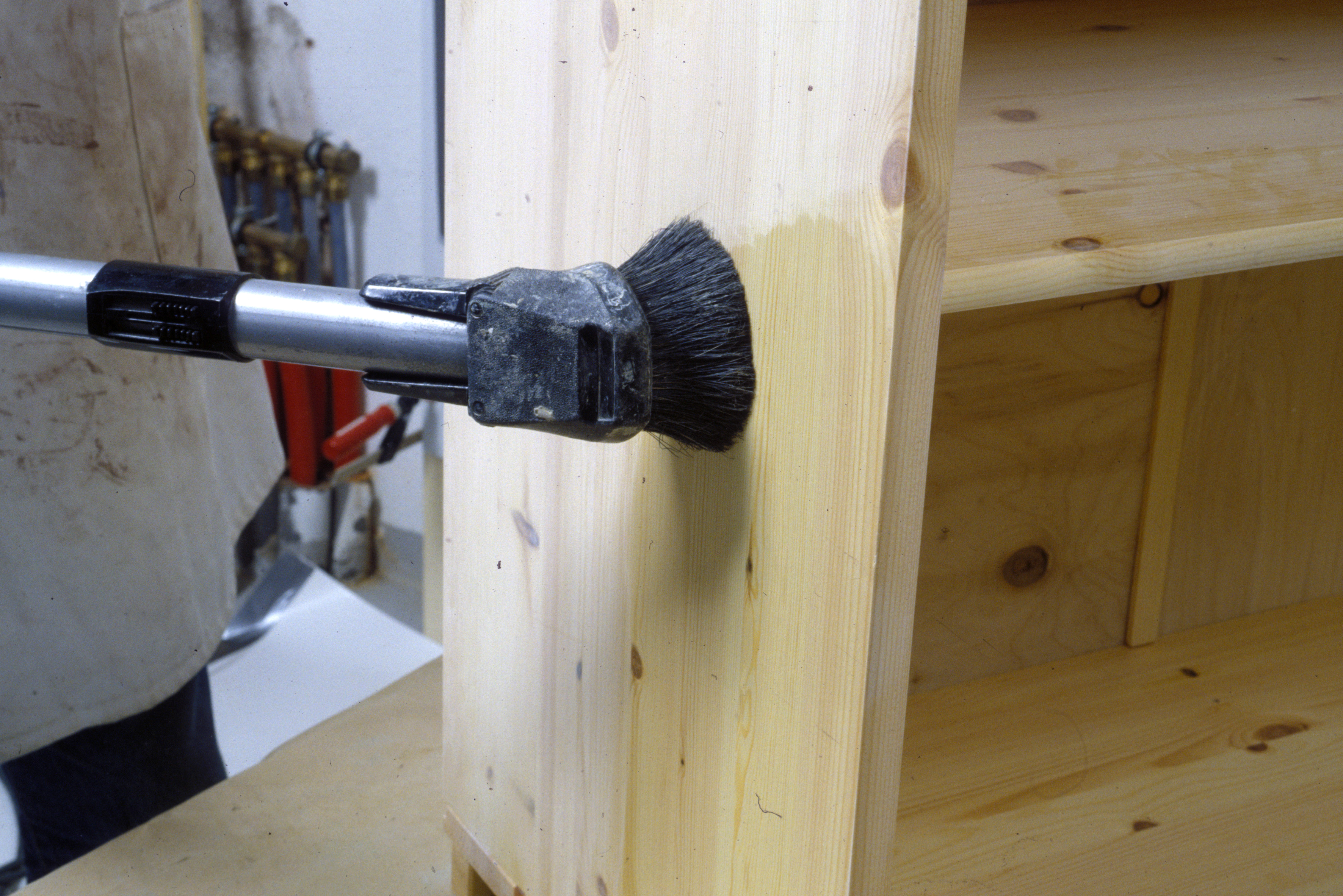 Lakkert benk ble malt og lasert