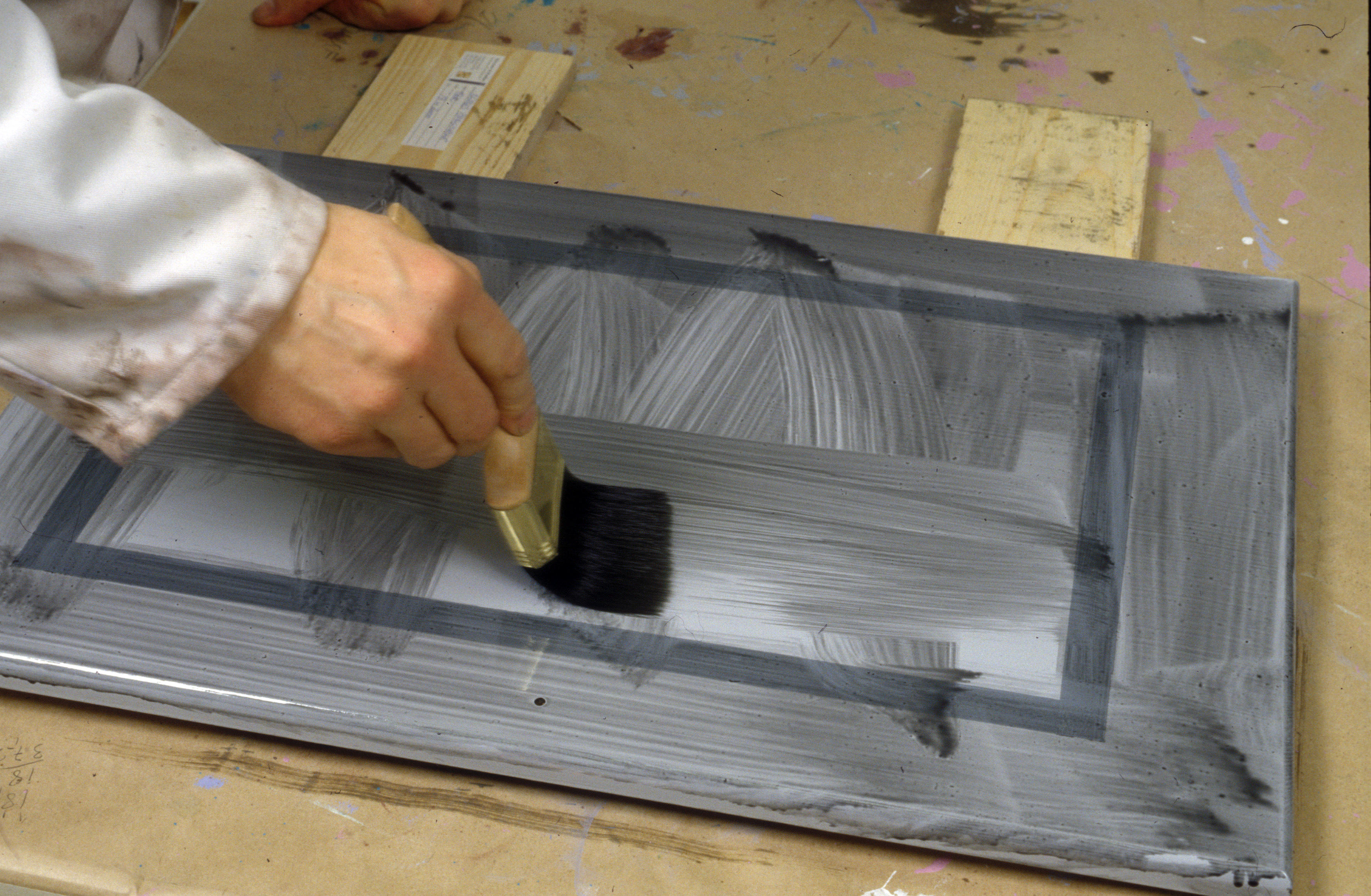 Lakkert benk ble malt og lasert