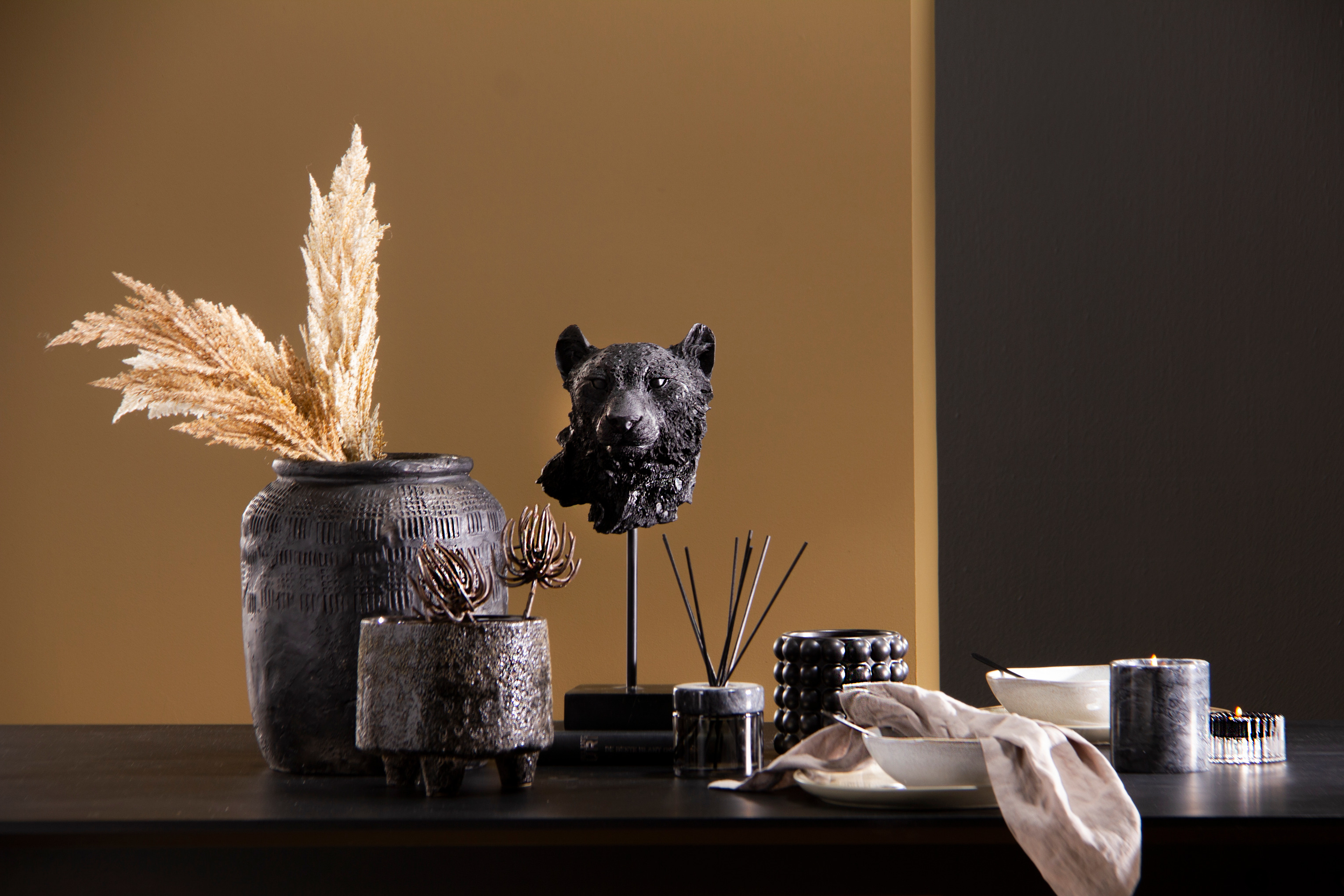 Interiørdetalj med produkter i sort fra Skeidar, vegg malt i gult Golden Stone fra Flügger