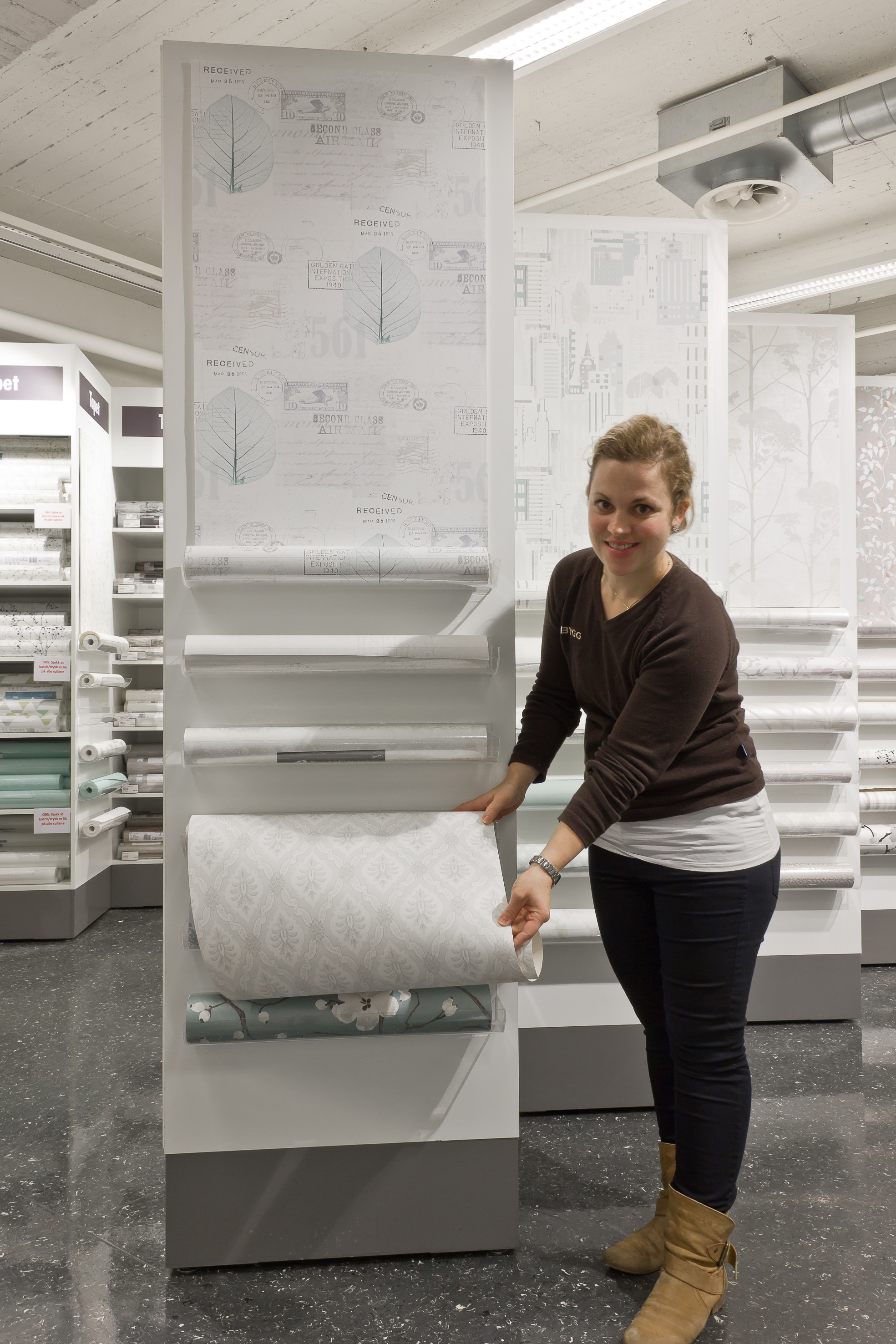 Ski Bygg selger mye tapet, og salget er gått opp i forhold til i fjor. – Det går mye fondvegger med matchende maling eller ensfarget tapet, sier Eli Grevskott Indrebø og viser frem sin personlige favoritt.