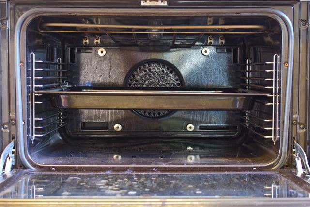 Frister det å sette påskelammet inn i en ovn som ser slik ut?