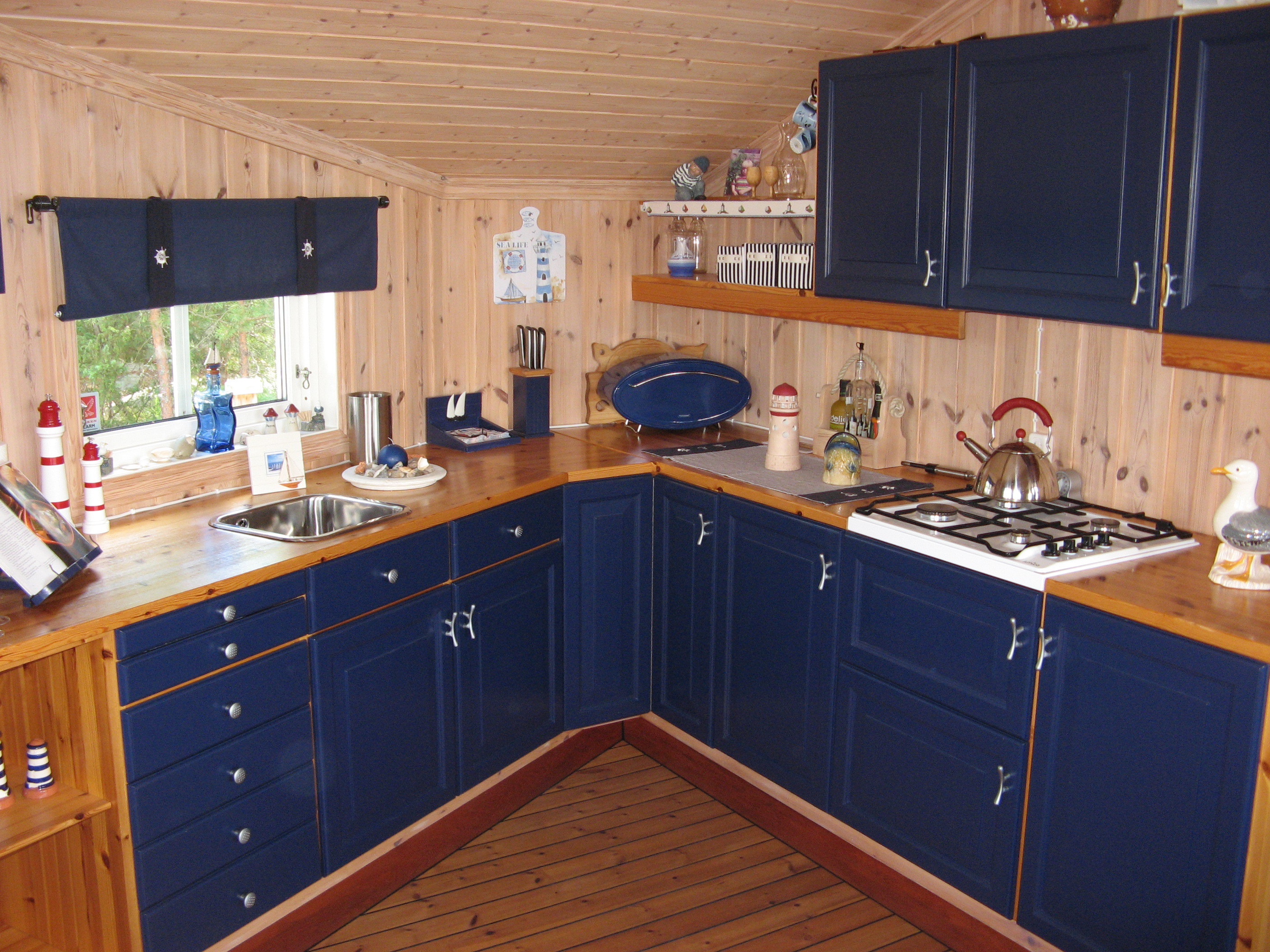 Kjøkkenet før – mye mørkere, både innredning og vegger. 