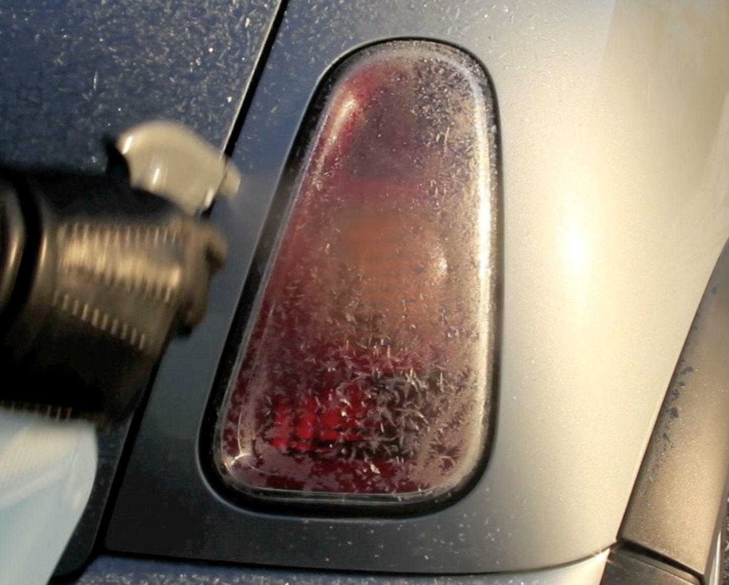 FLERE STEDER: Fjern is p&aring; ruter, speil og lykter.