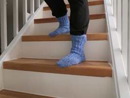 Å løpe ned en trapp på sokkelesten kan fort bli farlig. Derfor må du sklisikre før det er for sent. 