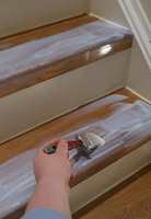 PÅ MED PENSEL: Liberon Sklisikring er en lakk som inneholder silikater. Det gjør at trappen blir alt annet enn glatt. Og trappen vil ikke endre utseende. Lakken påføres enkelt med pensel. (Foto: Robert Walmann/ifi.no)