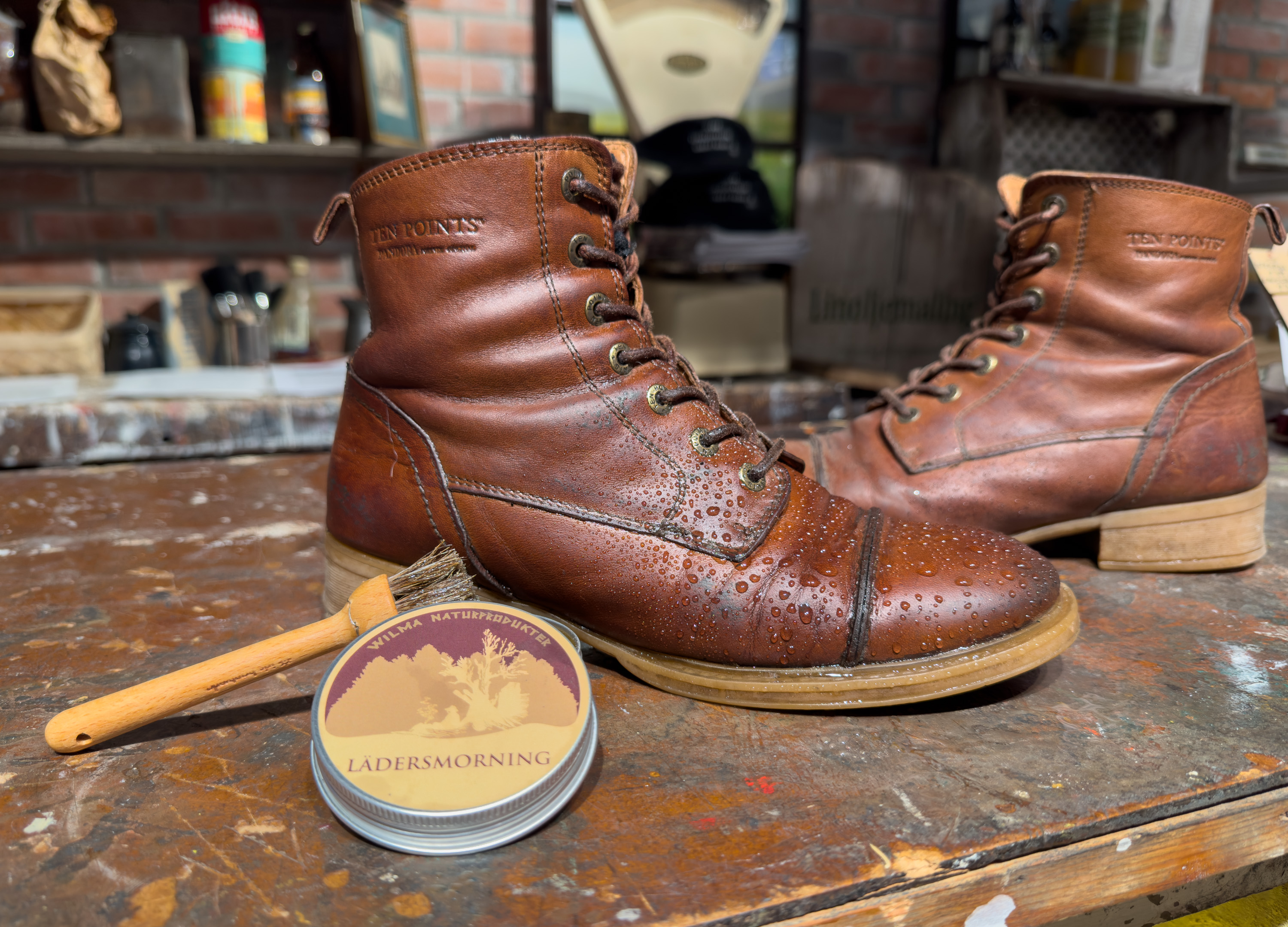 Skinnsko impregnert med lærsmøring. 