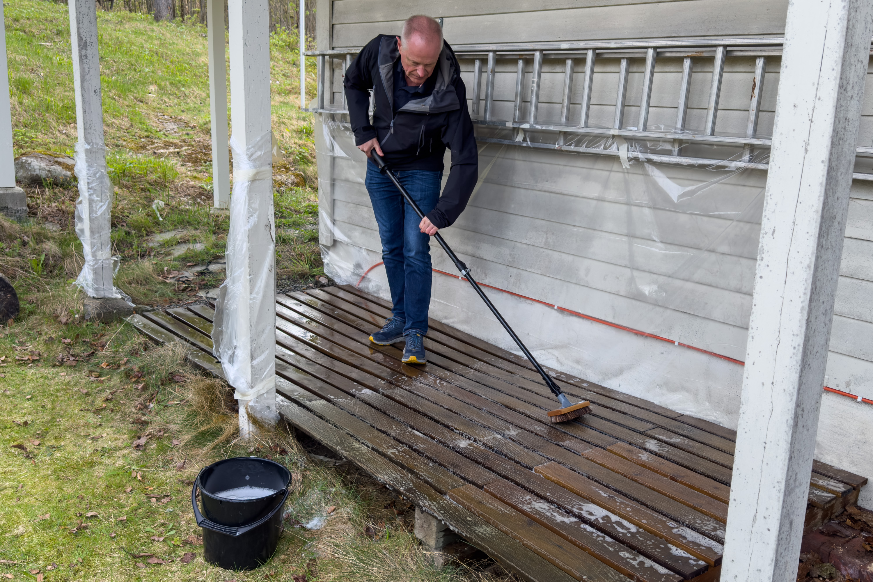 Helge Christiansen skrubber terrasse