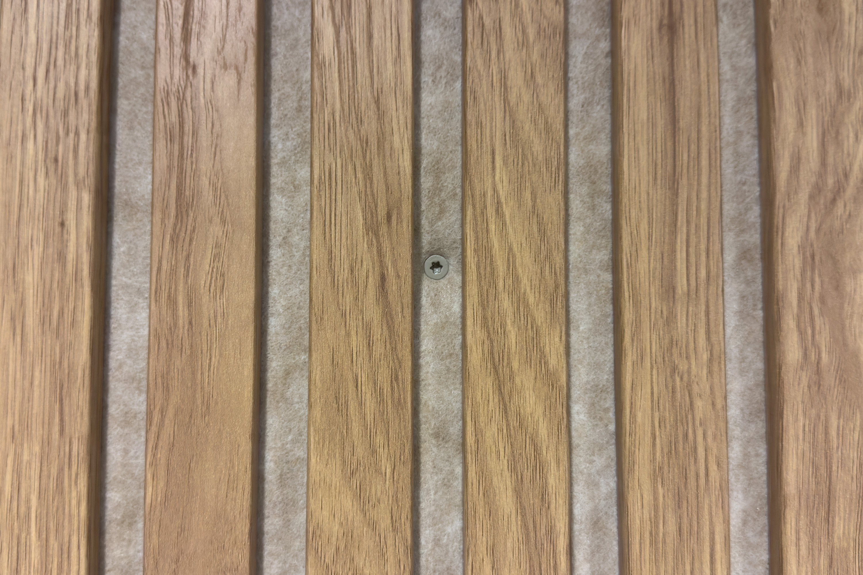 Skruer med beige hode