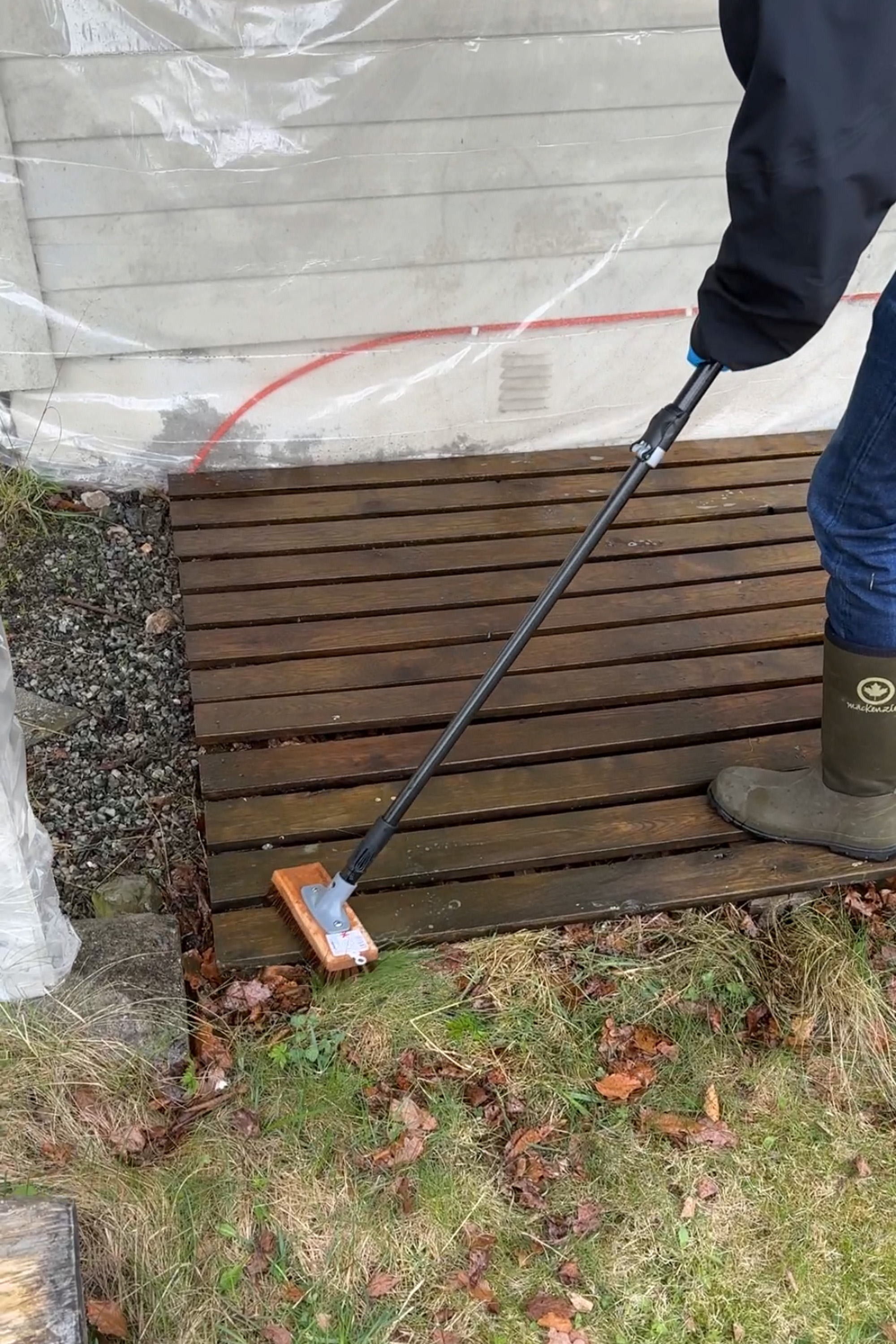 Skrubb av terrasse og terrasserens.