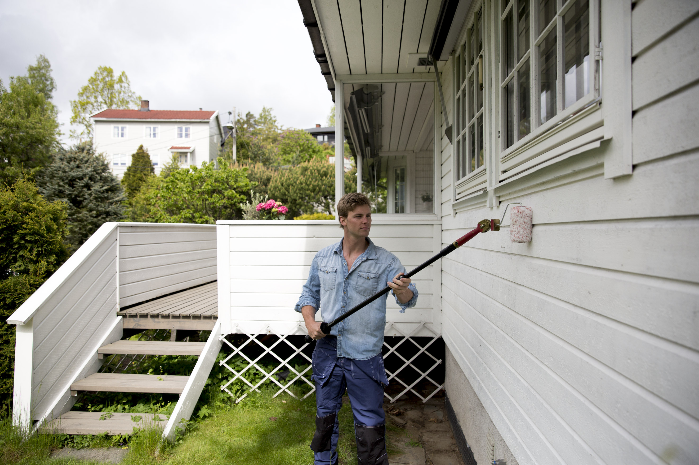 Derfor skal du aldri bruke solkrem når du maler huset