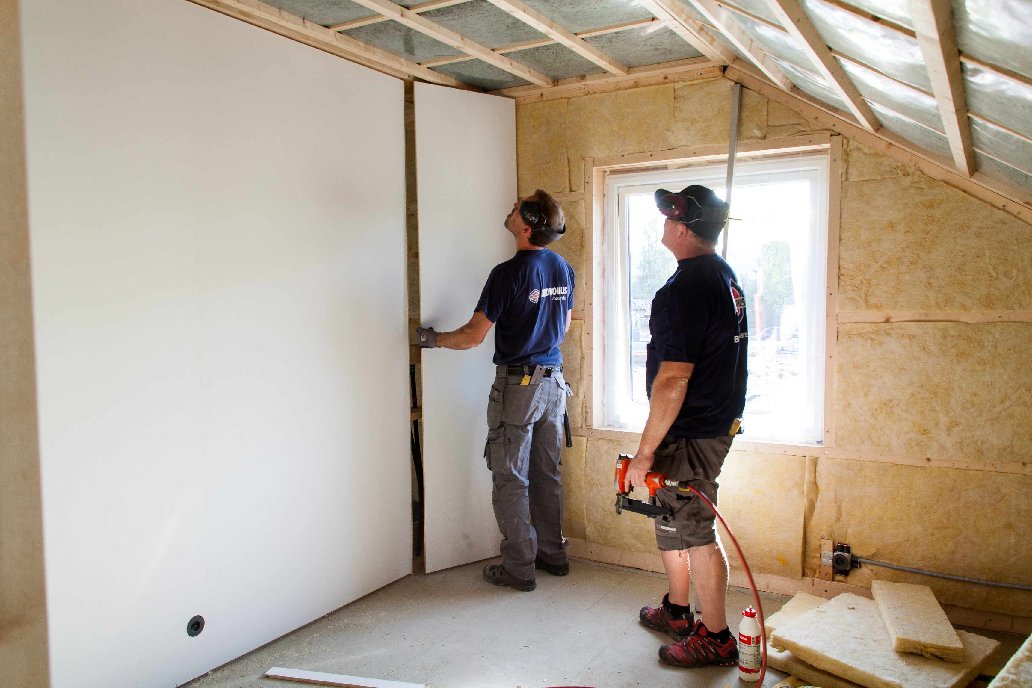 Ferdiggrunnede slette veggplater