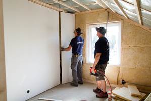 <b>SLETT:</b> Ferdiggrunnede slette veggplater kan monteres på eksisterende vegg eller direkte på stenderverk. I begge tilfeller blir resultatet en slett vegg klar for maling eller tapetsering.