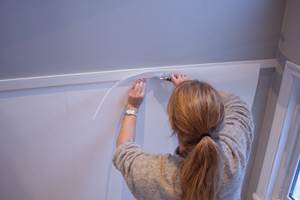 SLETT VEGG: For å slette ut glassfiberstrien før tapetsering ble det brukt Roll on Wall. I tillegg til strietapet kan Roll on Wall brukes på profilert panel, murvegger og andre ujevne overflater.