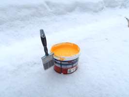 <b>KULT MED GULT:</b> Skal du farge snøen gul, er det maling som gjelder. Utvannet gulmaling kan sprayes eller pensles på alle mulige snøfigurer.