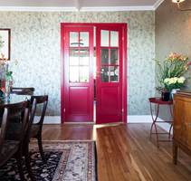 STATEMENT: Den røde døren i spisestuen er et skikkelig statment-smykke. Den tar opp fargen fra to plassbygde vitrineskap på motsatt vegg. Døren er malt med blank maling i farge Mystical Antibes fra Nordsjö.