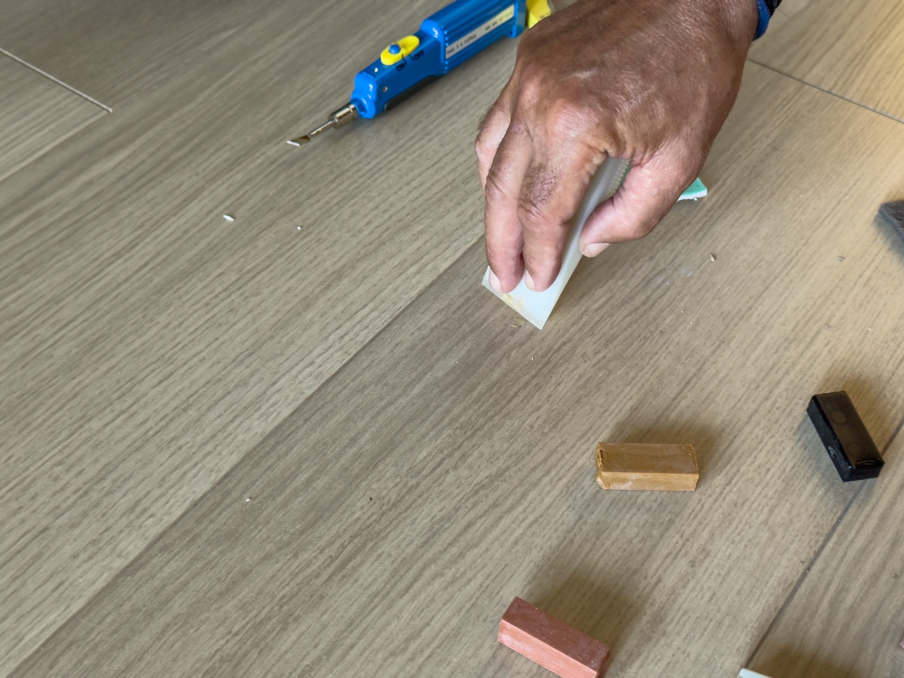 Slik reparerer du skader i parkett, laminat og vinylgulv