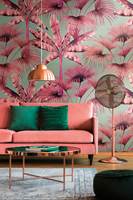 TAPET: Deler av rommet kan også dekoreres med rosa tapet. Det gir litt den samme effekten uten at hele rommet blir rosa.
