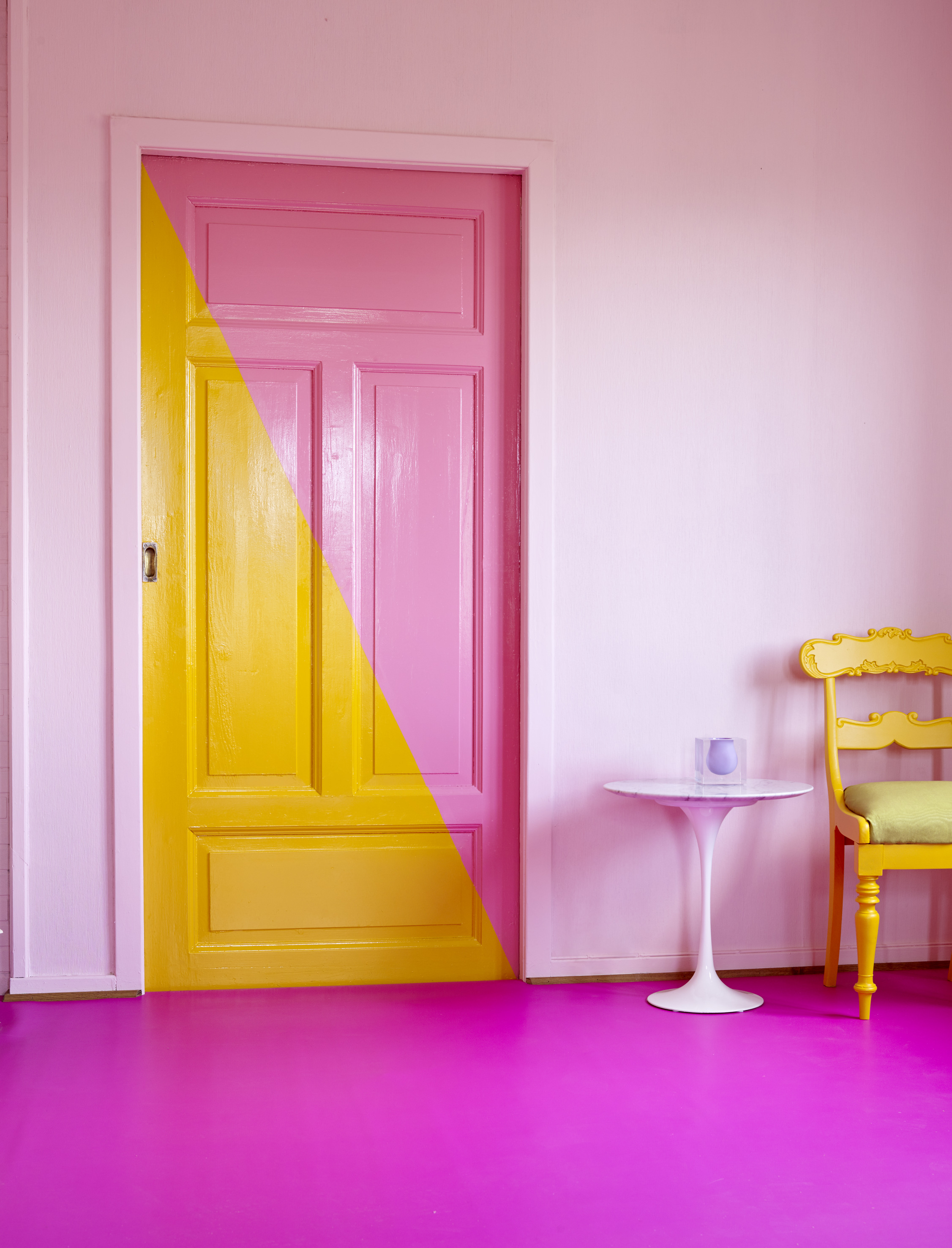 gulrosa dør rosa gulv