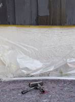 TILDEKKET: En plastfolie beskytter grunnmuren mot malingsøl, og med dekkefilt på bakken unngår du søl på plattinger og asfalt.