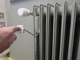 Har du en slitt og ulekker radiator? Så enkelt maler du den.