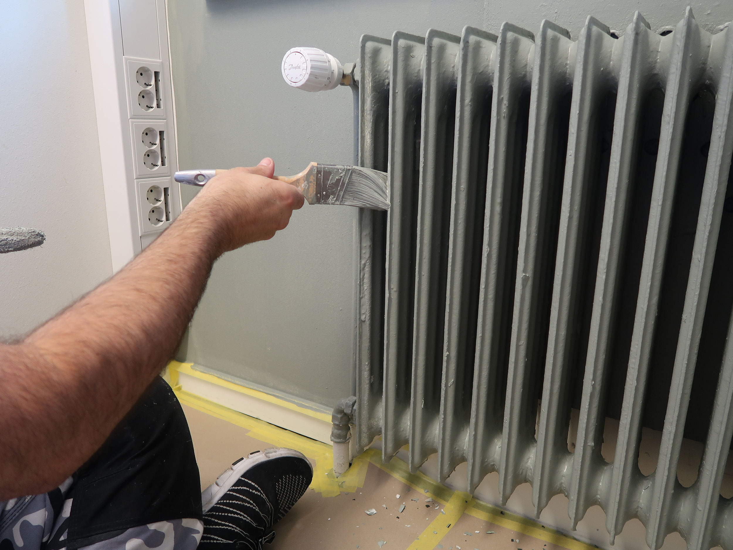 Male radiator med pensel