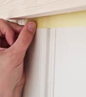 LANGE STREKK: For å få rette og fine kanter, gjelder det å strekke tapen. Luftbobler fjernes ved å klemme tapen inntil veggen. 